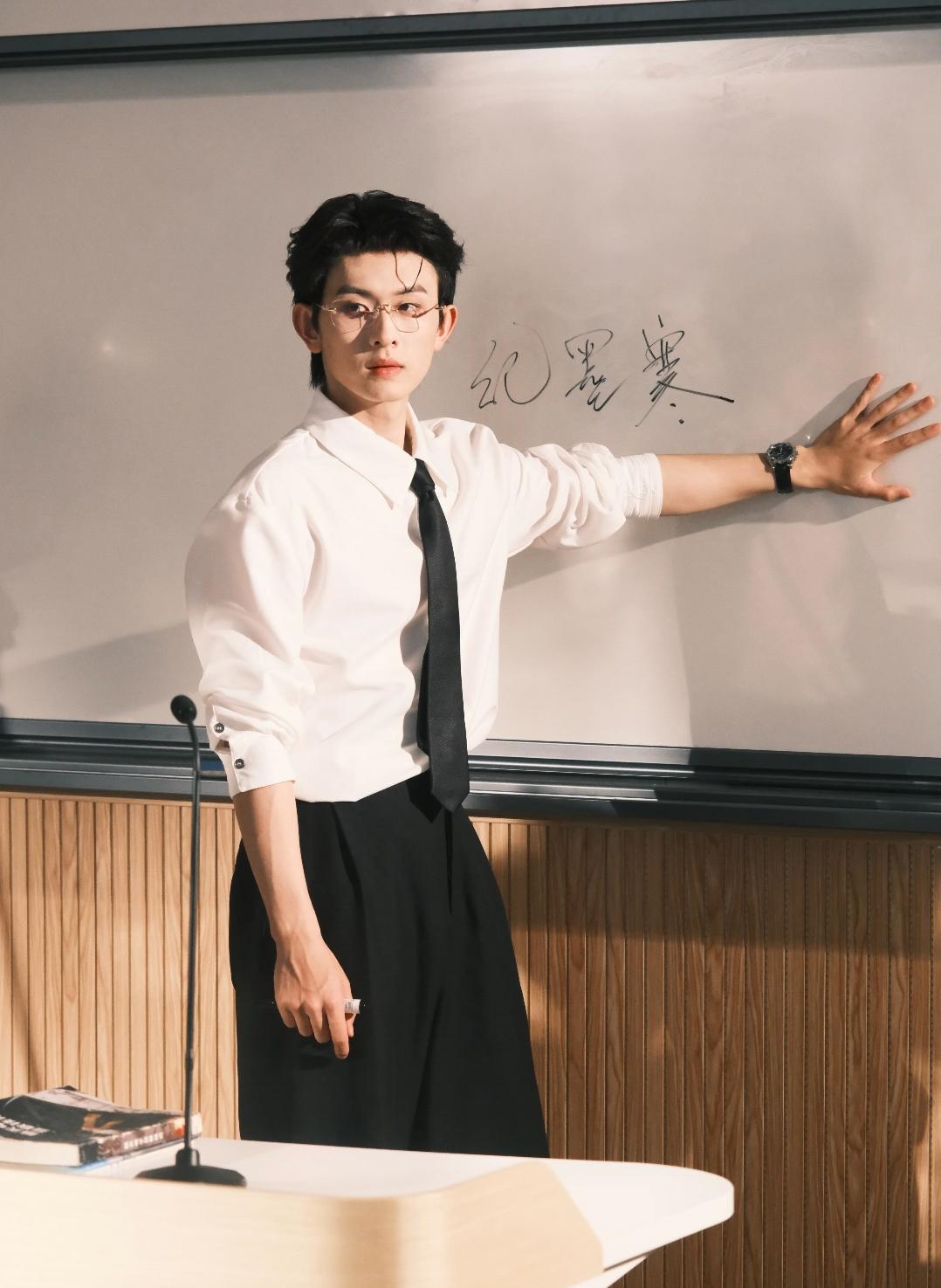 古装男神陈添祥新造型帅炸！《太奶3》白衬衫眼镜杀颠覆你的想象