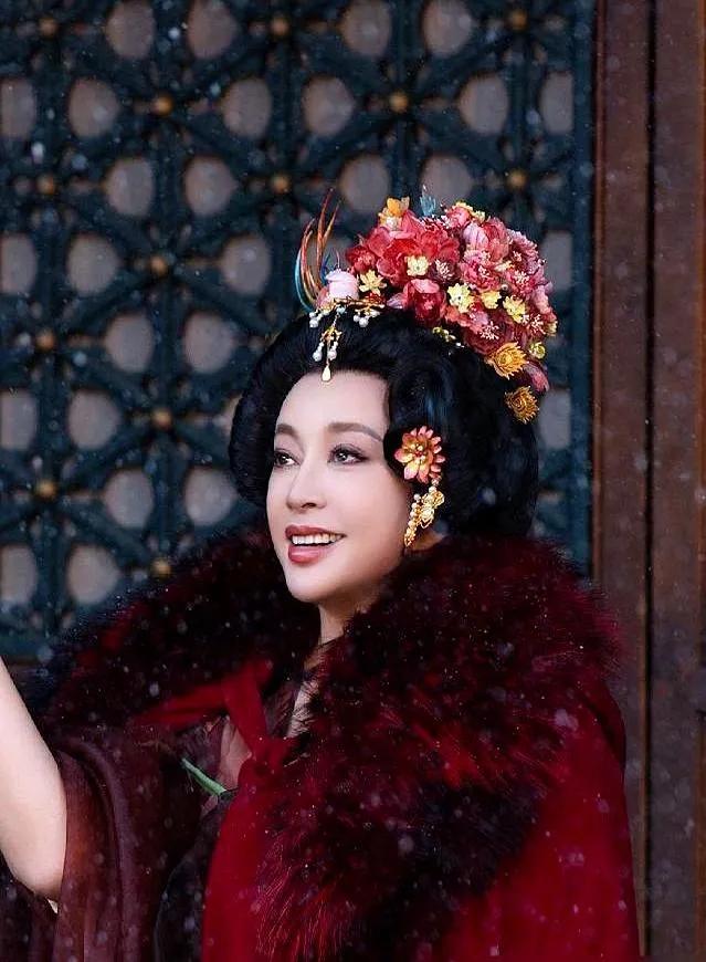 脸都僵了，嘴里像含着东西。75岁的刘晓庆，凌晨三点在横店，非要再演14岁的武则天