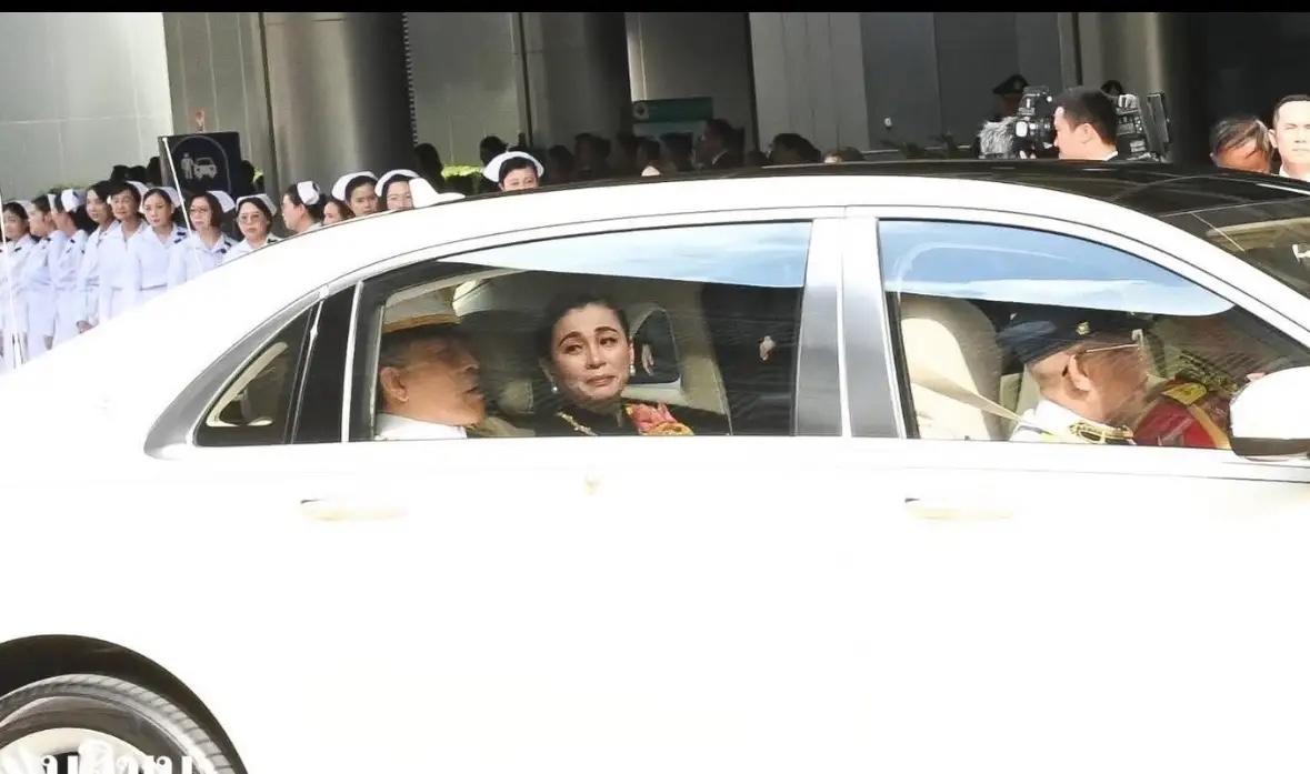 苏提达王后和诗妮娜贵妃都哭了！帕公主起灵，她的家人为她送行，都是真的难过。