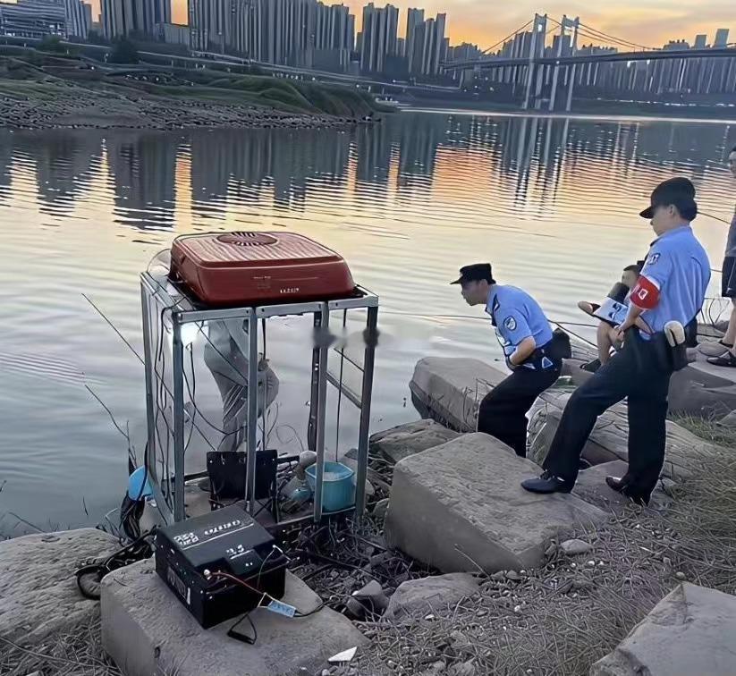 天啊，惊呆了！这个钓鱼人居然聪明到自己带空调……