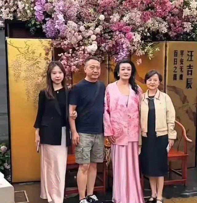 兜兜转转，汪小菲如今身边有马筱梅，怀里抱着小宝贝，整个人松弛温柔了好多。比起从前