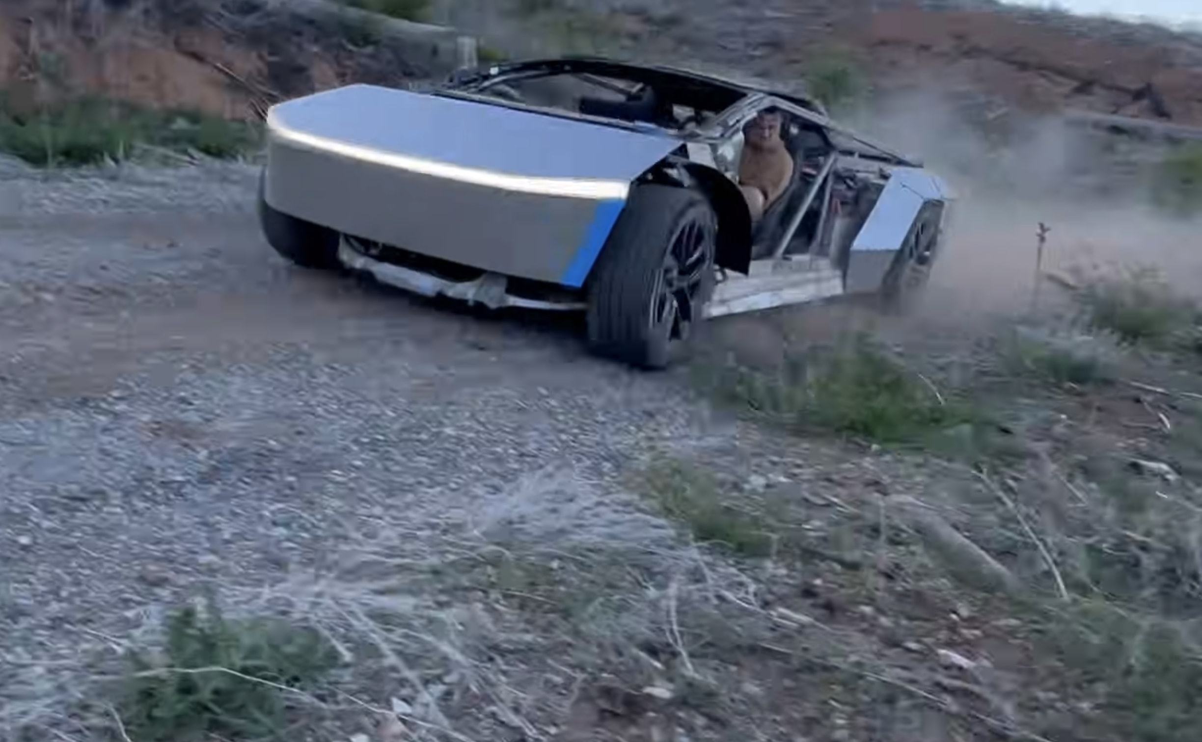 我该怎么称呼你？CyberRoadster？​​​