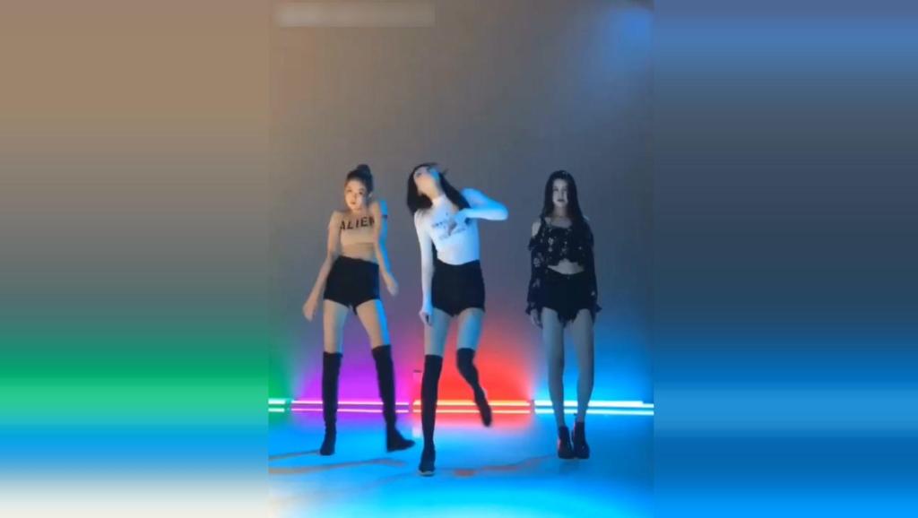 【优酷搞笑】美女舞蹈失误[13]www.yjqedu.co