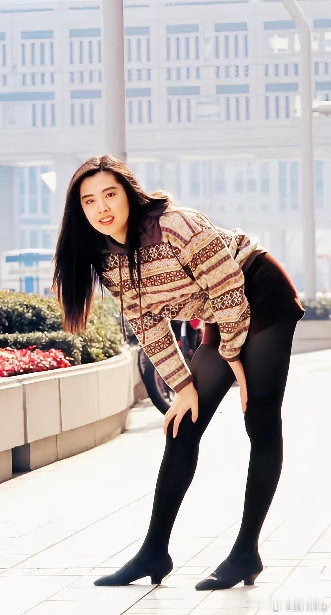 王祖贤也太美了吧！她的颜值简直是永恒的经典。​​​