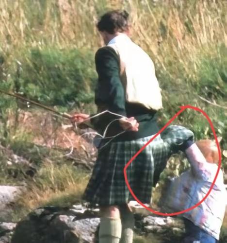 哈里打小，就不是“省油的灯”！为何？因为他是真的没大没小，特别是在父亲查尔斯面