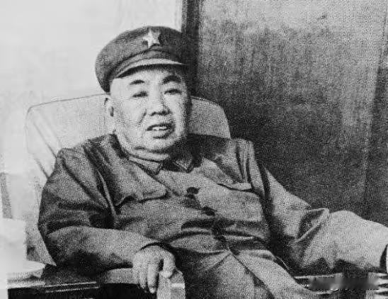 1976年为毛主席守灵现场秩序空前严峻，许世友拍着手枪警告全场：谁敢捣乱，我就对