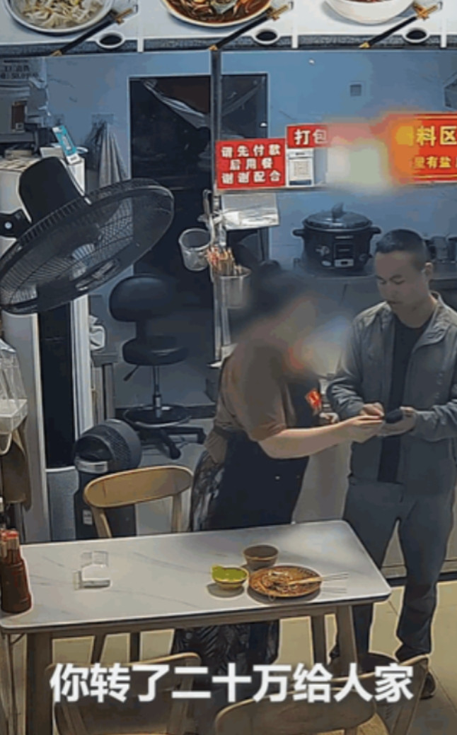 “一碗馄饨救了30万！”云南西双版纳，老板娘一个劲的打着电话，男子越听越不对劲，
