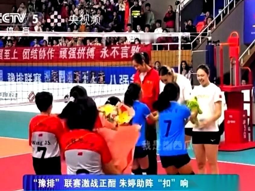 一场表演赛，7万多人在线看。就因为教练席上坐的是朱婷。这事儿你说魔幻不魔幻。