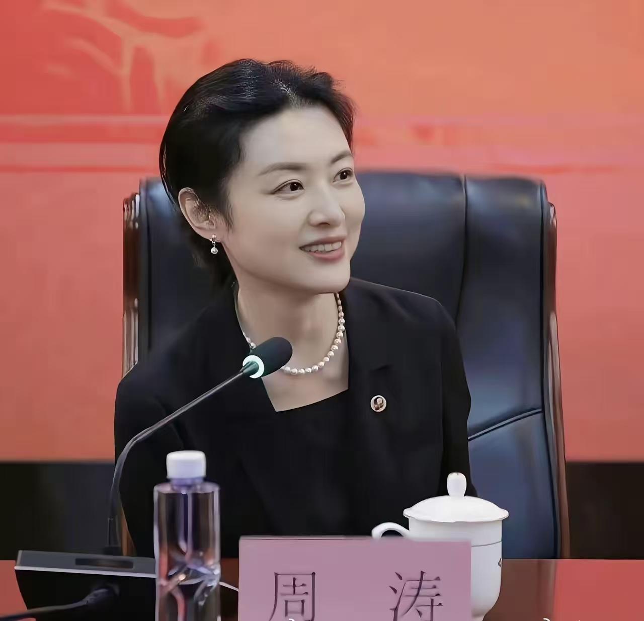 为什么很多人怀念青春期的周涛？其实大家都知道，周涛不仅是一位才华出众的曾经的央视