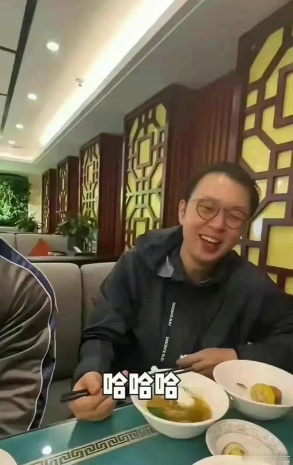 杜海涛疑似脱发近日有网友在街上偶遇杜海涛，照片中的杜海涛不仅又胖了，并且发顶还有