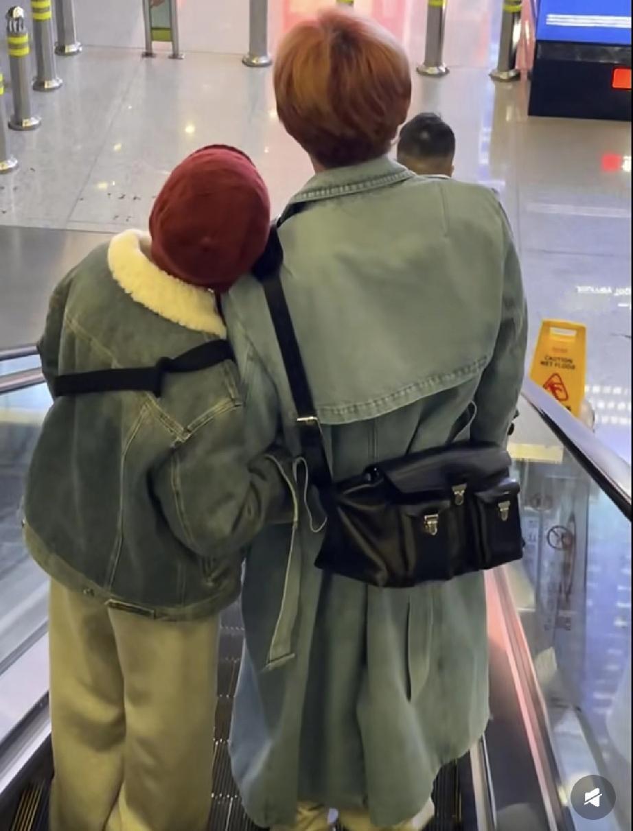 李荣浩与杨丞琳出行，乍一看以为是爸爸领着女儿，好雷人!2月3日，李荣浩与杨丞