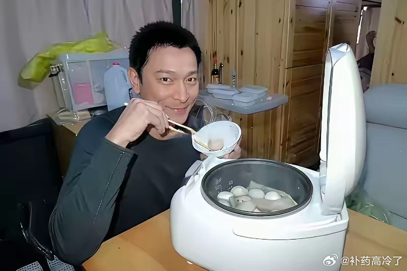 刘德华即使身家百亿，平时也吃的平平淡淡。刘天王对饮食非常自律，基本上看不到他吃大