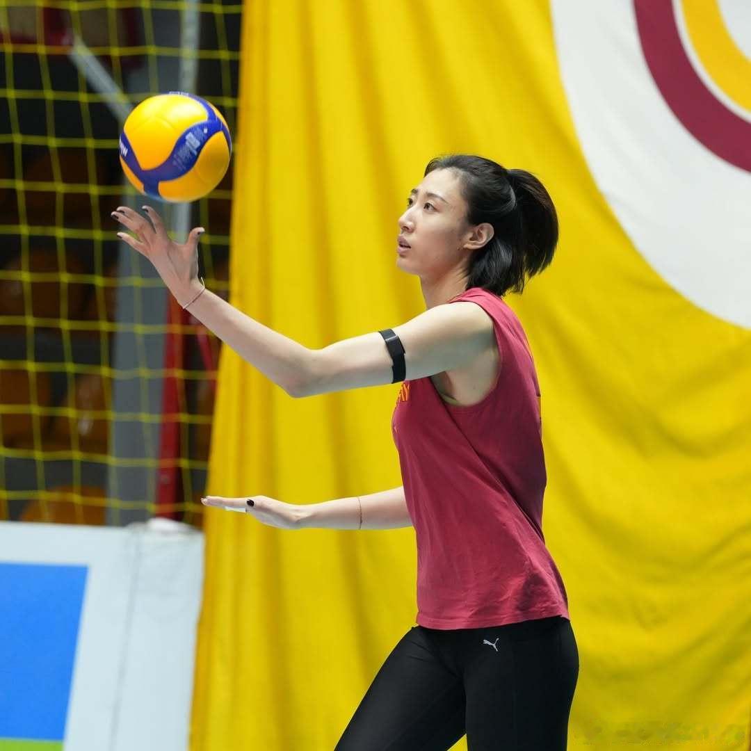 王媛媛留洋第一季🟡🔴土超女排联赛第12轮焦点战，加拉塔萨雷客场遭伊萨奇巴希