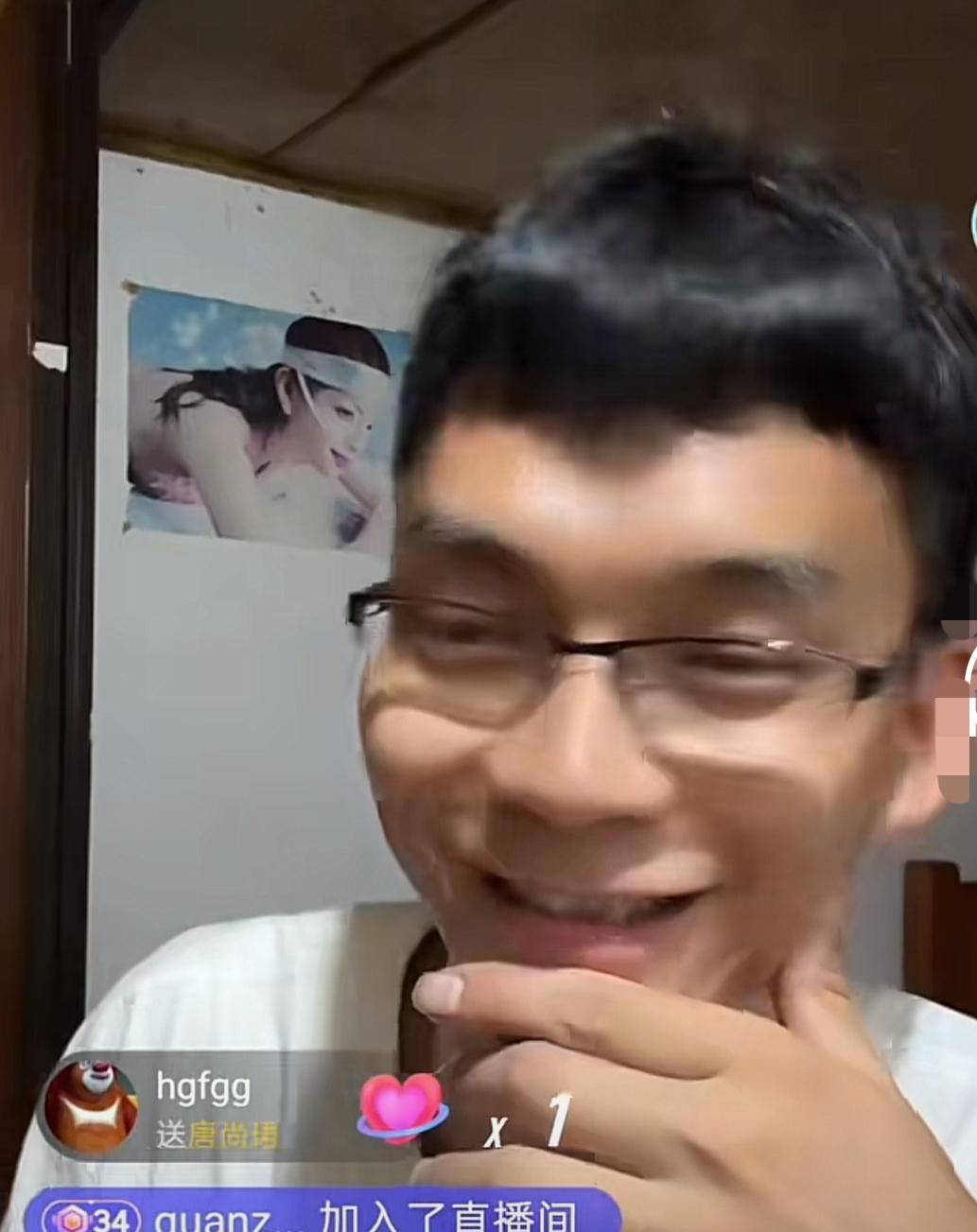 昨晚，唐尚珺开启暑假回家后的第一场直播。直播间，唐尚珺说，先帮他妈妈干些农活，忙