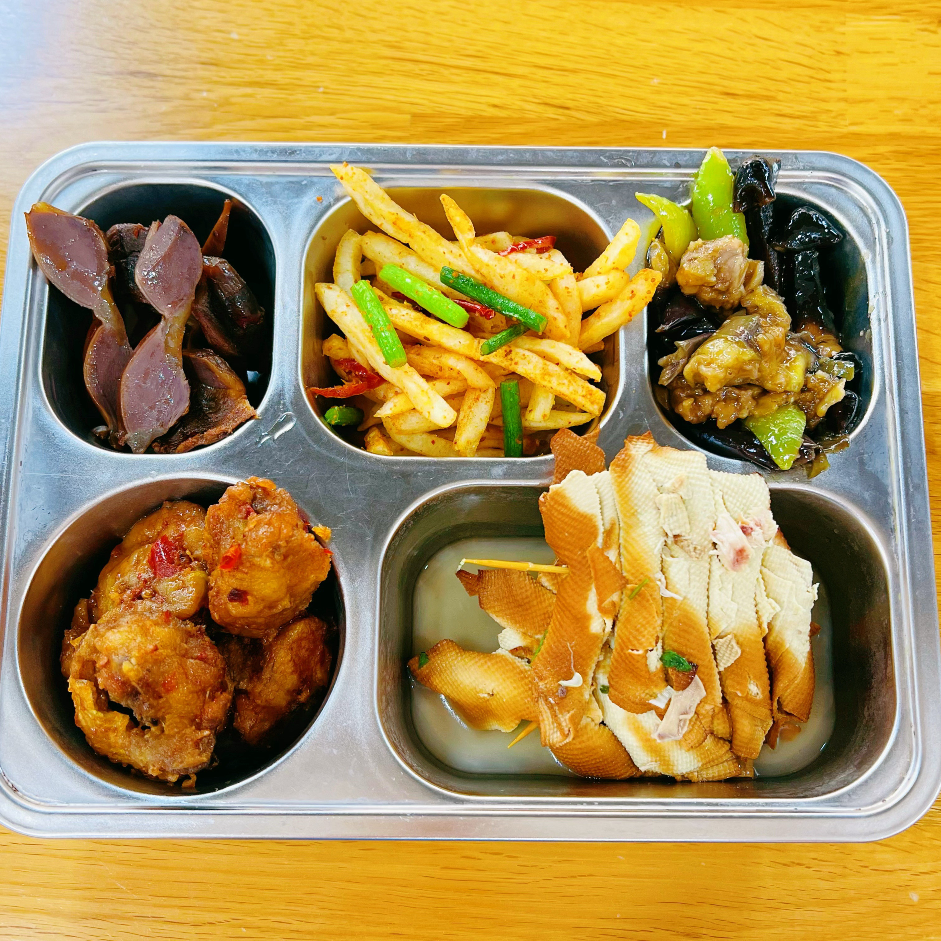 好久没有把餐盘打满了今天的午餐甚得我心坐等后厨上西瓜…