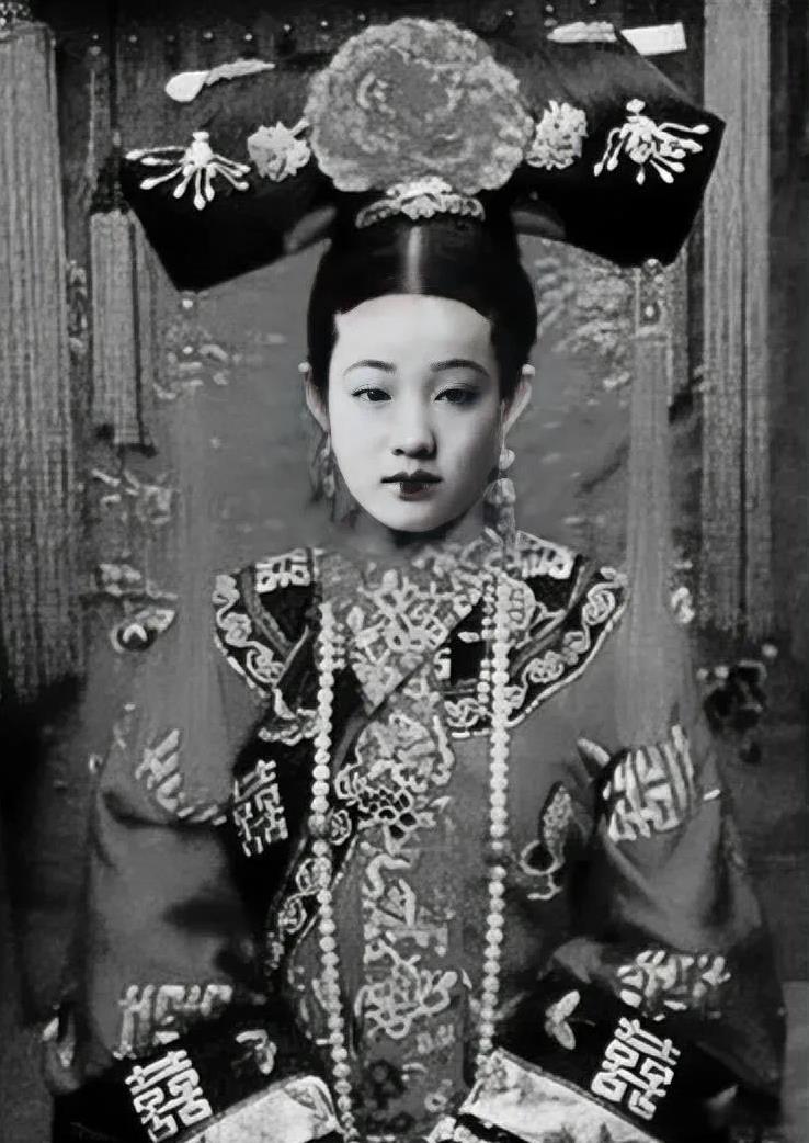 1894年11月，紫禁城的秋风卷起一场血色风暴，慈禧太后颤抖的手指划过珍妃衣襟时