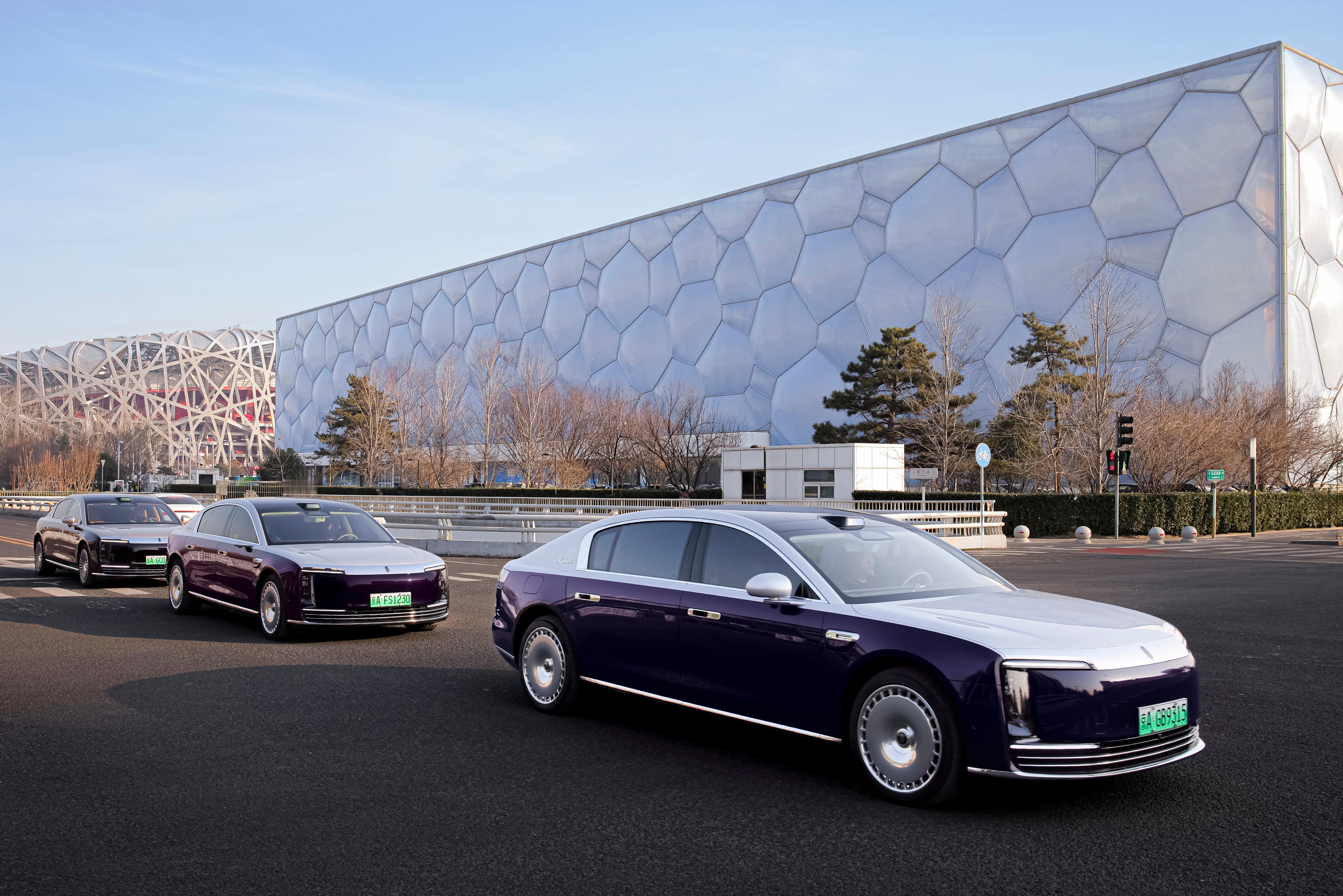 尊界S800携众星亮相微博之夜，妥妥圈层焦点级明星座驾！红毯伫立自带高级滤镜，