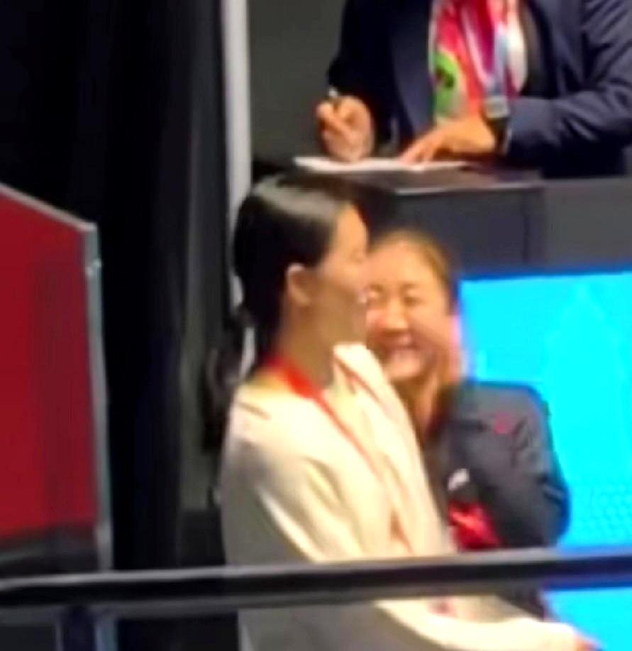 陈梦平时大姐大气质，当遇到李大锤，立马化身小女孩了！山东队女团刚赢了冠军