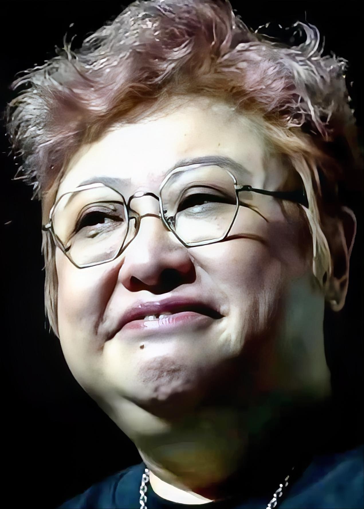 如今56岁的慈善家韩红，眼底满是温和慈悲。都说相由心生，外表可以刻意伪装，但一个