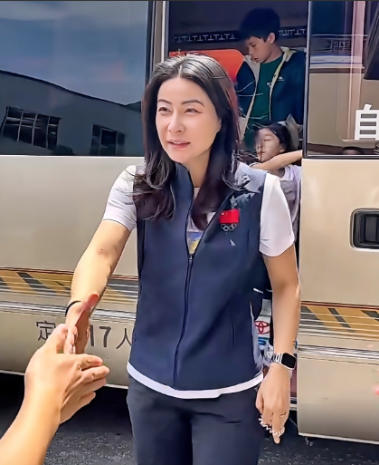 郭晶晶带孩子去贵州，大方出镜不遮掩，两女儿真漂亮！近日，郭晶晶和霍启刚带着