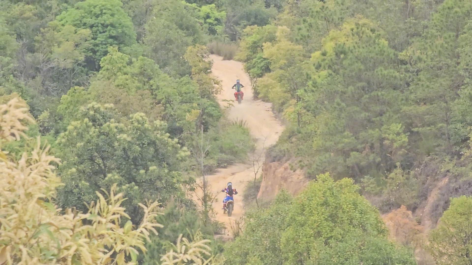 #深圳郊野径大量摩托车违规越野#【市民吐槽深圳郊野径成越野胜地城管回应：全域严