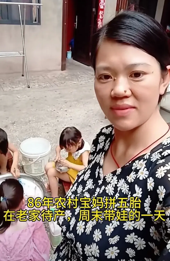 “你不生有的是人生”具象化了！这位86年的宝妈，带着4个女儿跟在广州打工的老