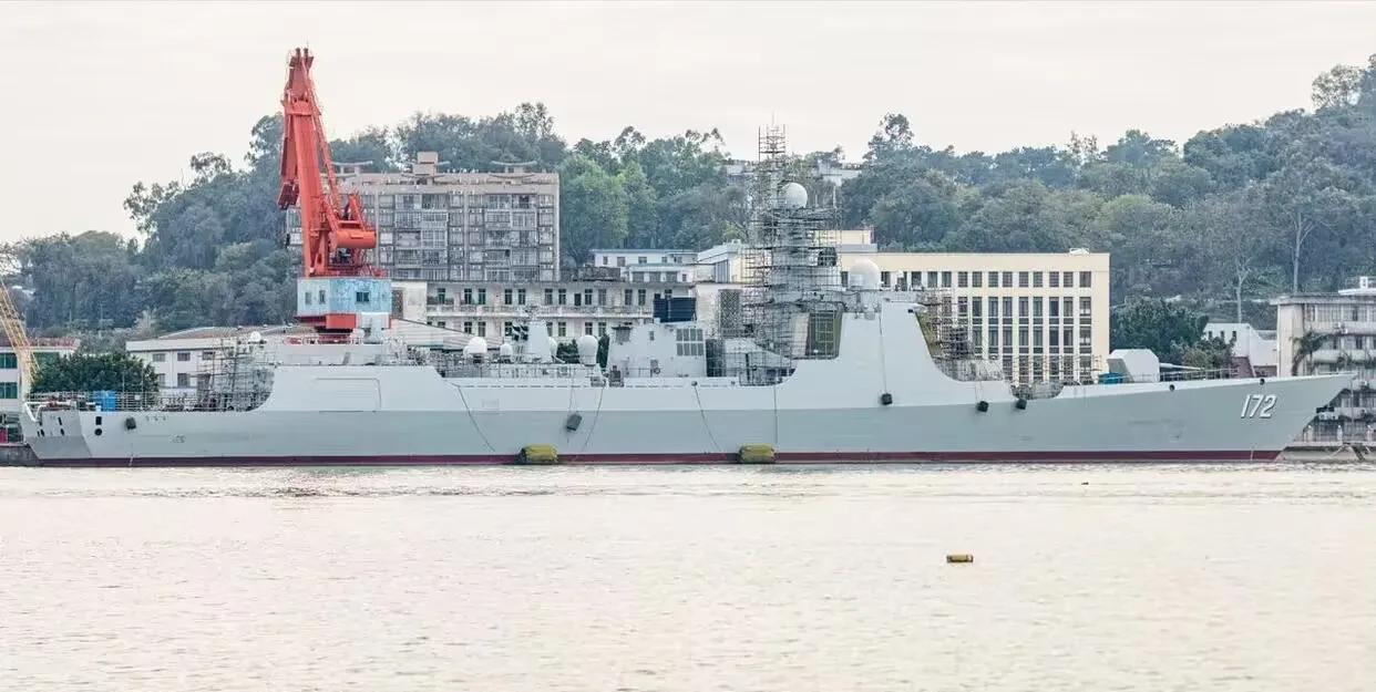 这是中国海军的052D型驱逐舰首舰昆明舰，舷号172，在2014年服役于南海舰队