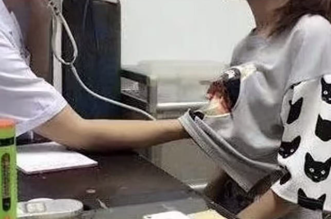 “我被摸胸猥亵20多次，一个道貌岸然的医生，实际上是一个龌蹉的色狼，实在太可怕了！”安徽马鞍山，女子