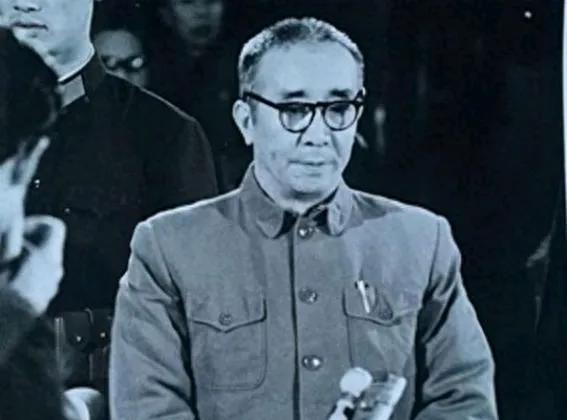 1981年的一天，61岁的江腾蛟终于走出了高墙大院，这是组织鉴于他曾经对革命事业
