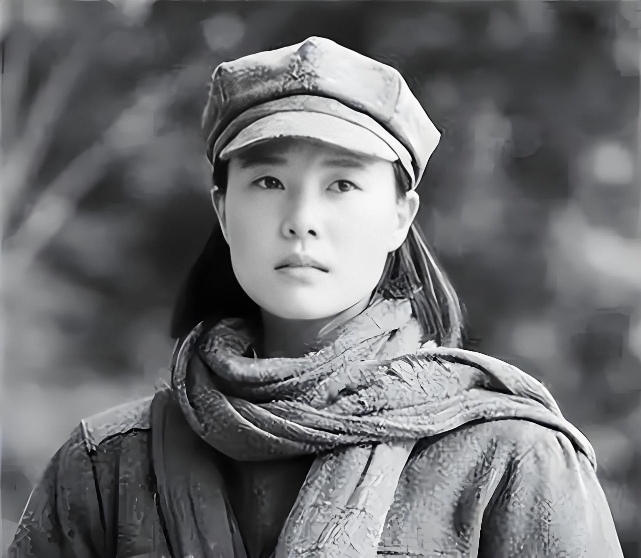 1937年，一个女红军排长被马家军抓住，正要被砍头。刽子手的刀已经举起来了。这时