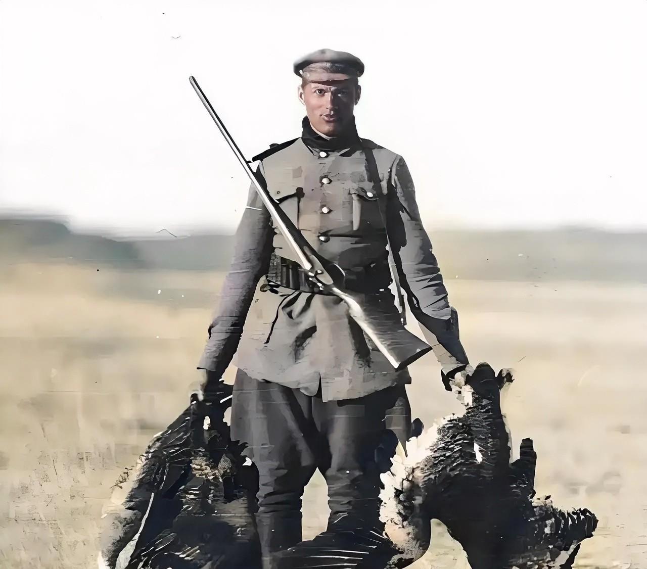 1932年，在外贝加尔，苏联第15独立库班骑兵师师长罗科索夫斯基打猎归来，他双手