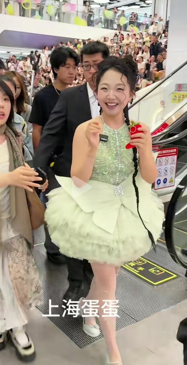 辣目洋子瘦了，现在的她特别迷人，瘦下来的她多了份精致。近照身形单薄、锁骨