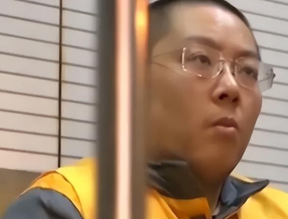 短短18个月就挥霍掉380多亿公款，平均每个月烧掉20多个亿，不仅买空奢侈品店，