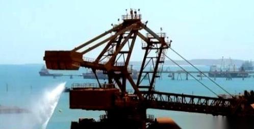 澳大利亚矿业巨头必和必拓，把一份新合同拍在桌上，条件两个：价格上浮15%，涨到每