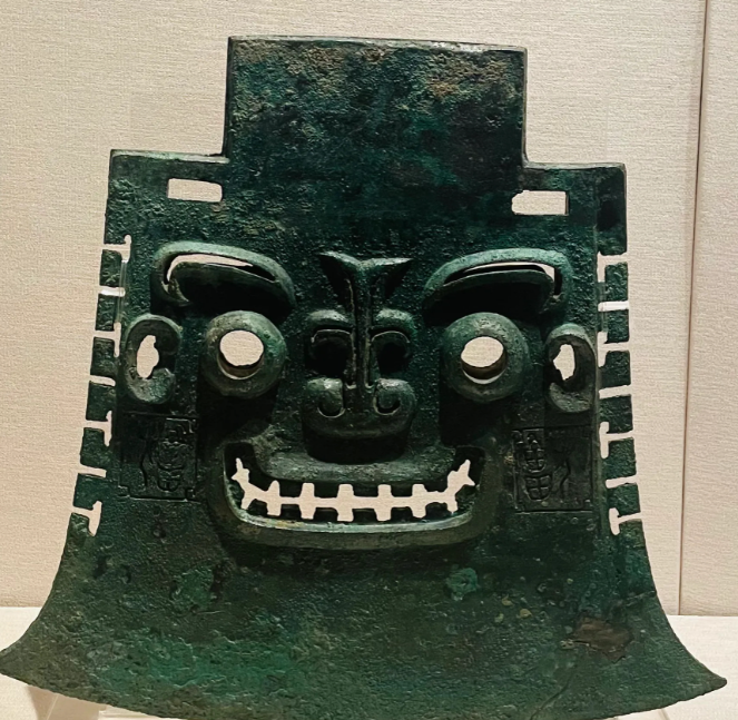 1959年,张秀琳在山东省博物馆参观时，突然被大厅一角带有耳朵的青铜锅吸引，她仔