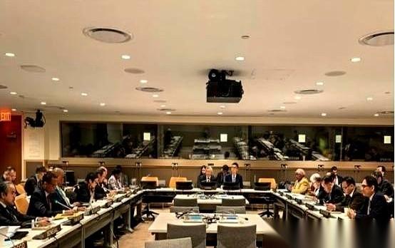 43个国家，在联合国，攒了个新局。不是要推翻桌子，而是嫌这桌子几十年来就没“找