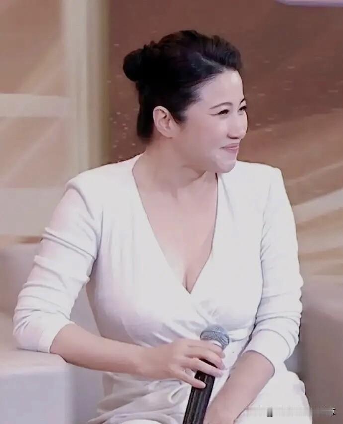她身材完美，凹凸有致的，长相大气，演技是无可挑剔的，为什么一直以来就没能像年轻演