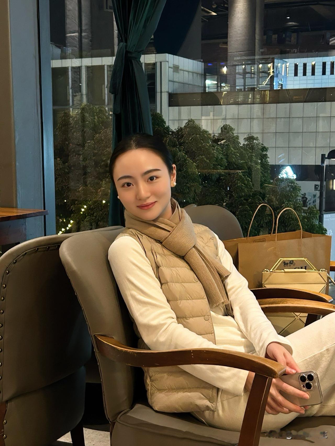 璀璨灯火织就的街巷，雪花似轻盈的蝶，悠悠坠于天地间。火锅的暖雾混着面包的甜香，漫