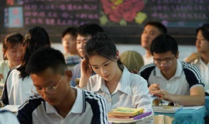 群演不用化妆吗，怎么只给主角化妆。