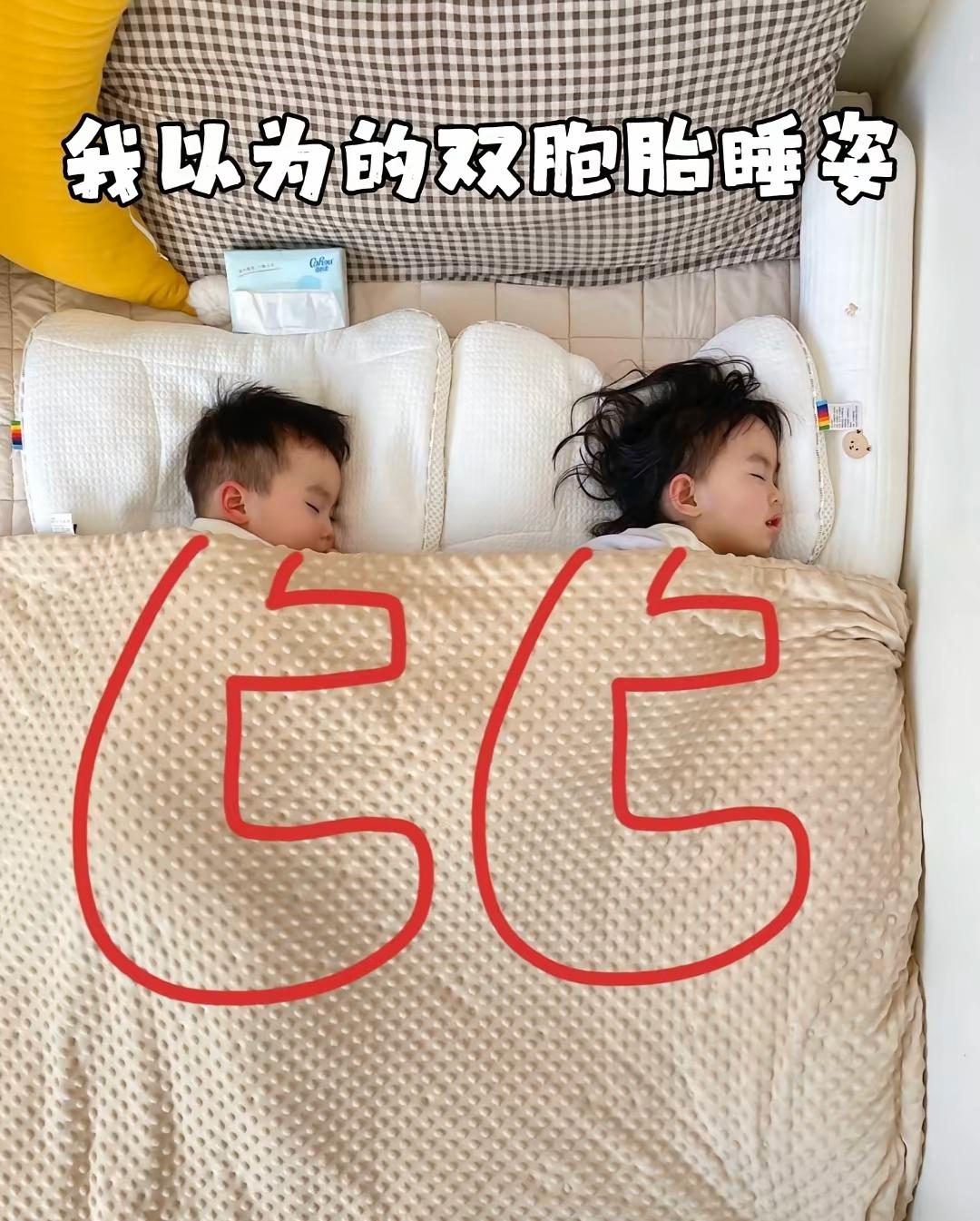 小朋友的睡姿，你永远不知道会是什么样的？你以为的……结果是……[捂脸哭][捂脸哭][