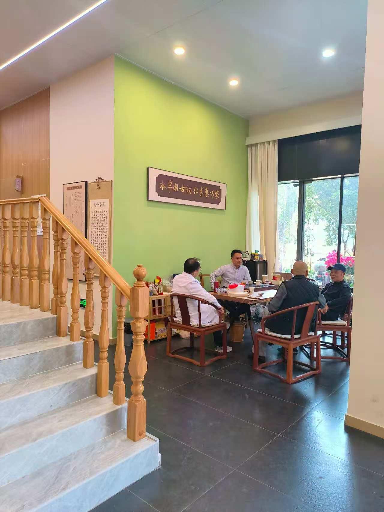 中医药的出路在哪里?中医药的出路是：政，产，学，研，一个中医馆想走通这个路径，