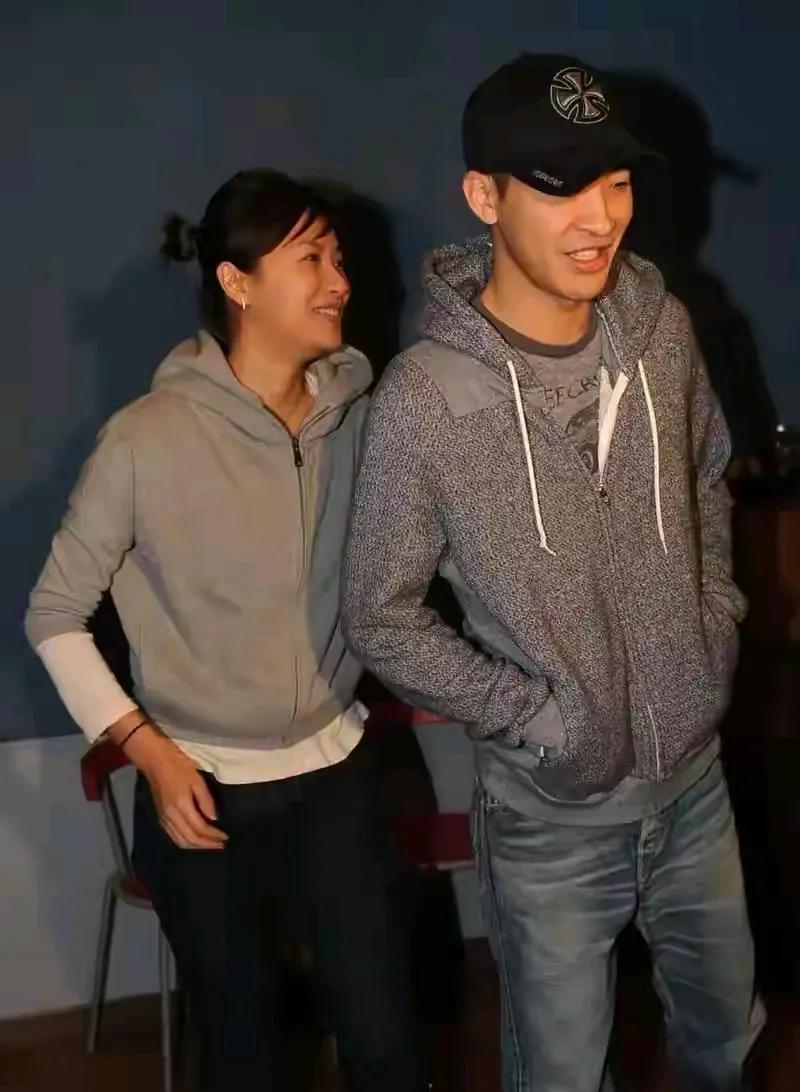 51岁徐静蕾与相恋15年的男友男友黄立行，目前在美国生活的轻松惬意，幸福甜蜜。