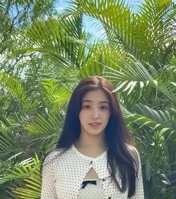 张含韵素颜这也太甜了吧！而且软萌气质拉满，娇俏又可爱，甜度超标啦～