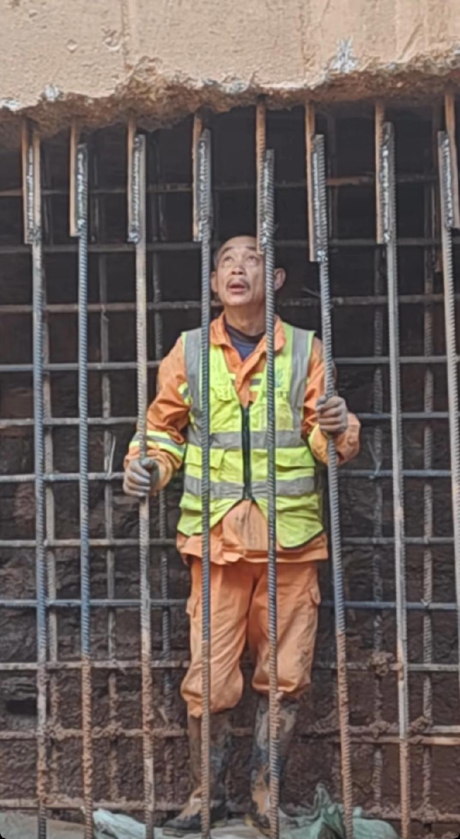 上次跟工友开玩笑的那俩人被关了15天，玩笑要别人觉得好笑没带安全帽，焊渣没敲，