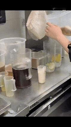 你说这事闹的，霸王茶姬那个女员工估计做梦也没想到，随手拍个“手打”梗，年底饭碗就