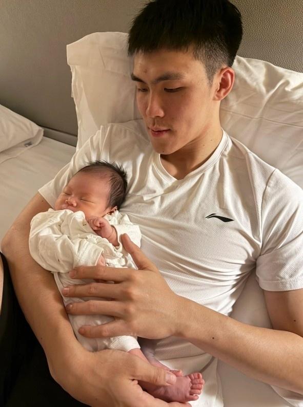 庞峥麟为国家队任务错过与孩子的诞生时！庞峥麟，不少球迷称他为“庞老六”😂，