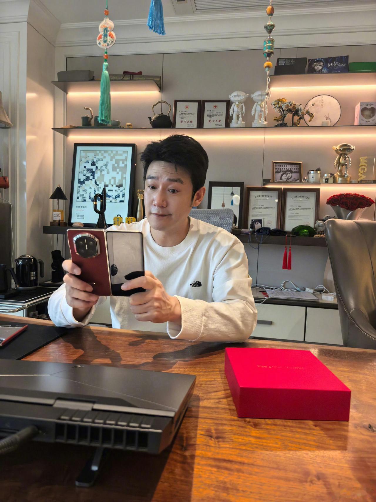 网友A：看了陆毅和鲍蕾的故事，真的治好了我的恐婚症，从校园到婚纱再到一家四口，爱