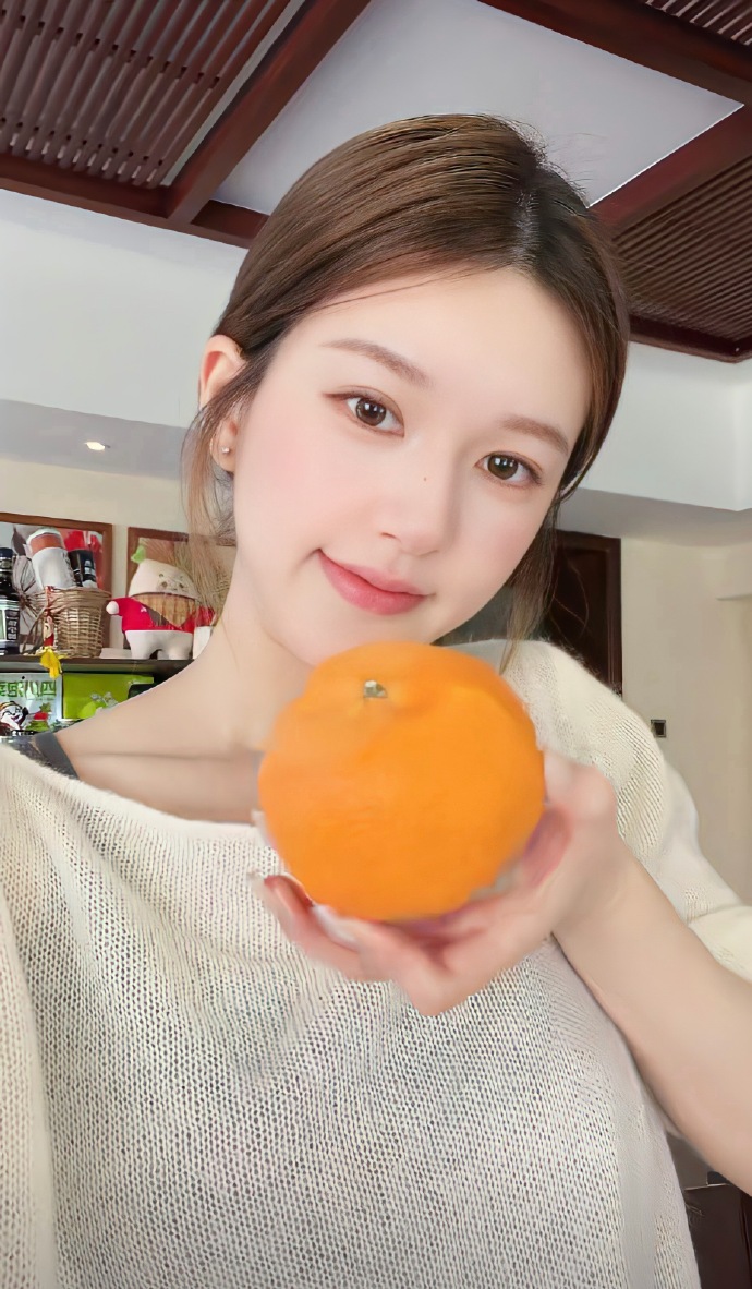 这个赵露思完全水果西施来的，直播随便一截都好漂亮…