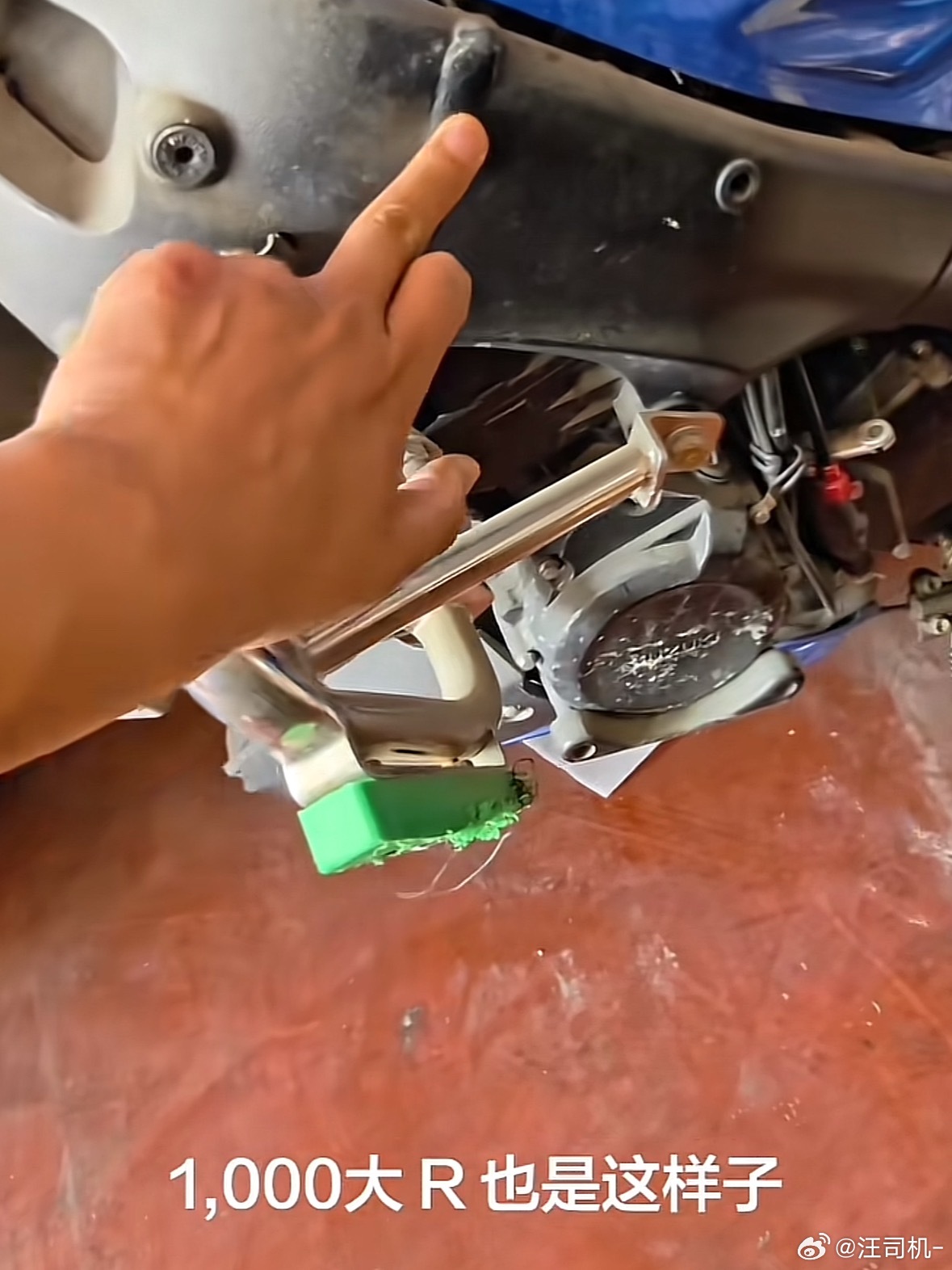 果然有人说起了张雪820rr车架的“问题”。“进口大贸都有焊缝，偏偏820rr没