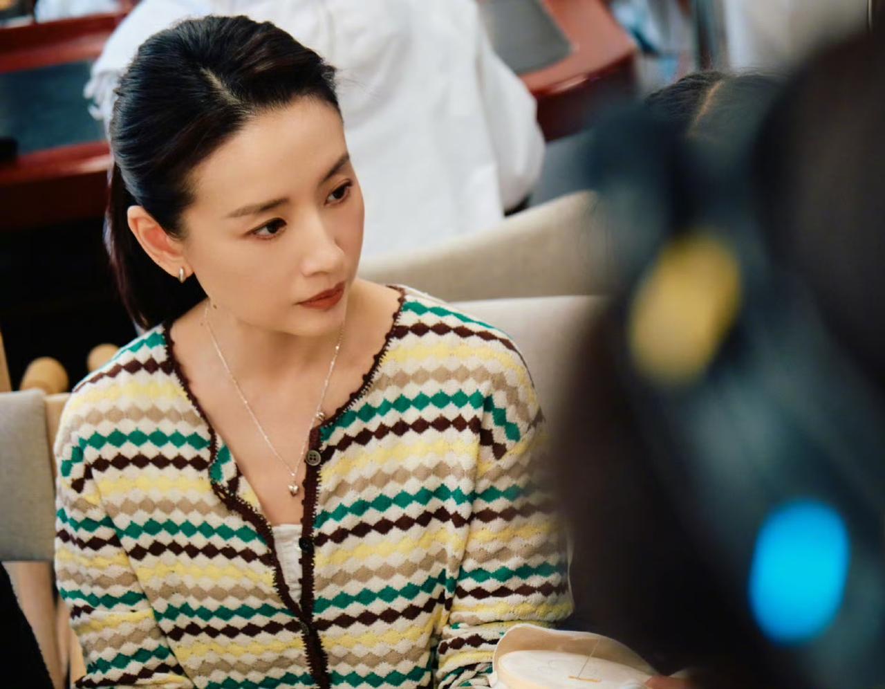 4月28日，董洁分享了一组美照，这组美照是她在云南楚雄拍的，每一帧画面看起来安静